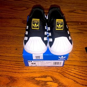 Superstar Adidas size 4K(c) Black/White